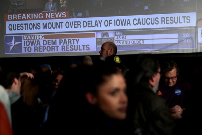 Susținătorii candidatului democrat la președinție Sen. Bernie Sanders (I-VT) așteaptă să vină rezultatele la petrecerea de noapte a caucusului din 03 februarie 2020 în Des Moines, Iowa.