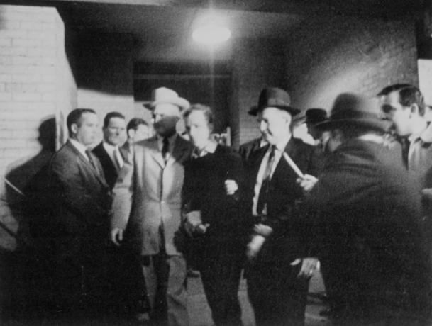Jack Ruby Manevrează aplicarea legii pentru împușcarea lui Lee Harvey Oswald