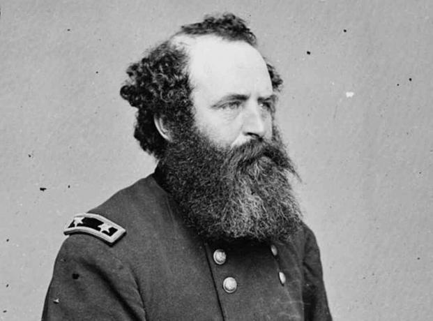 General-maior Romeyn B. Ayres cu barba mare și purta uniforma armatei sale.