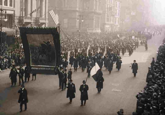 Fotografie din parada de Ziua Sf. Patrick din 1919