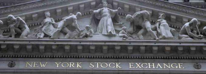 Statuia simbolică a integrității care protejează lucrările omului, deasupra frisei bursei din New York.