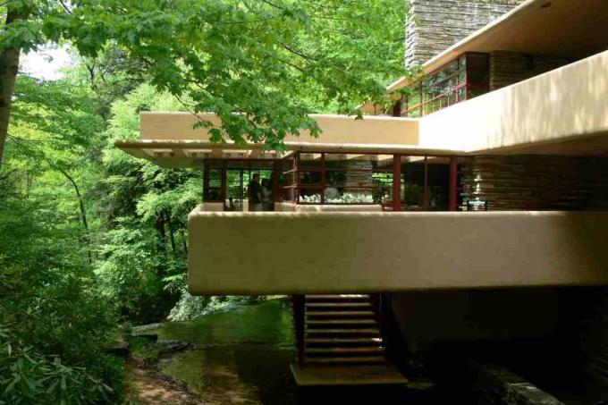 Zonele de locuit în cantilevere peste Bear Run at Fallingwater din Pennsylvania