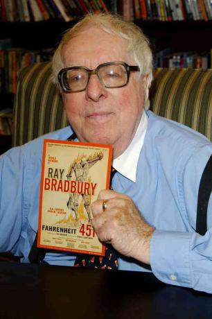 Ray Bradbury deține o copie a „Fahrenheit 451”