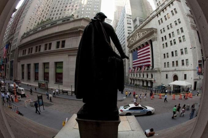 În spatele unui steag imens american care acoperă colonada, fațada Bursei din New York este supravegheată de o statuie a lui George Washington de pe Wall Street.
