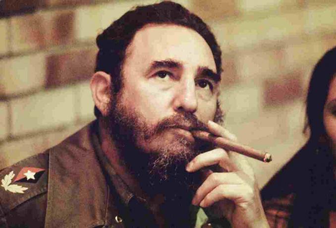 Fidel Castro fumează o trabucă în biroul său din Havana, Cuba, în jurul anului 1977.