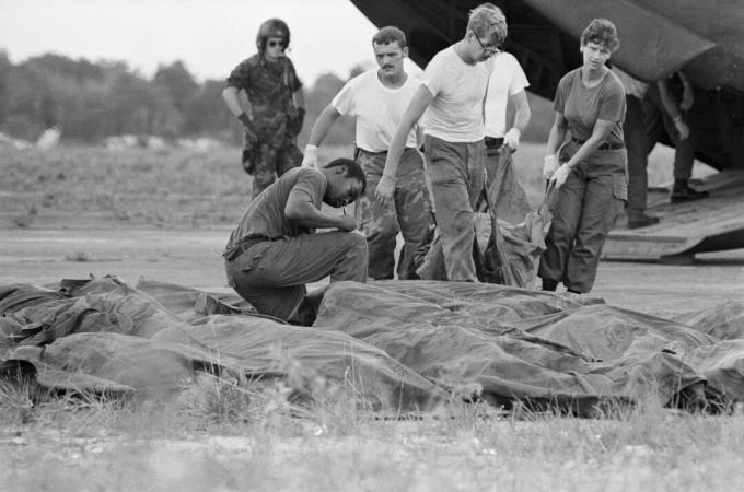 Oamenii care înlătură corpurile de sinucidere Jonestown