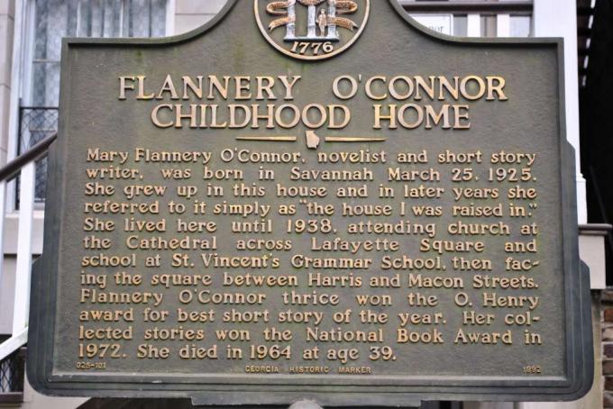 Placă la casa copilăriei Flannery O'Connor