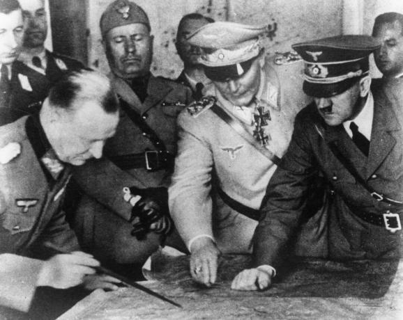 Adolf Hitler (1889 - 1945), Hermann Goering (1893 - 1946) și alții planifică strategia militară la sediul armatei germane. În fundal este dictatorul italian Benito Mussolini, în jurul anului 1940.
