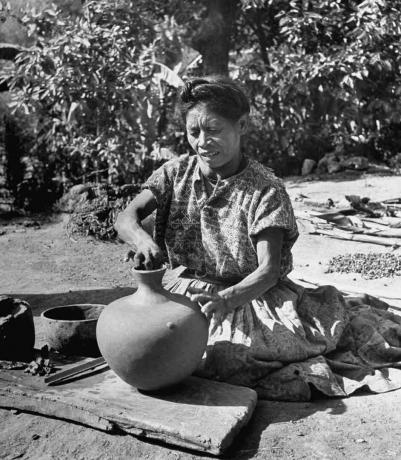 O femeie maya care face olărit, 1947