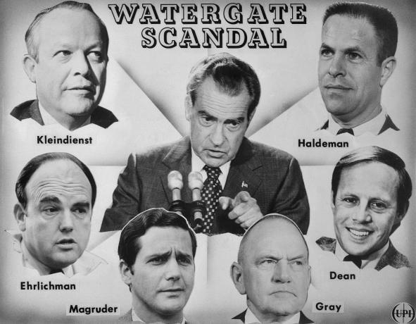 Președintele Richard Nixon, susținând că a fost indus în eroare de personalul său, și-a asumat „întreaga responsabilitate” pentru Watergate a depistat și a indicat că ar putea fi numit un procuror special pentru a investiga cea mai gravă criză a lui preşedinţie.