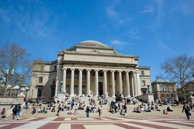 Studenți în fața Bibliotecii Universității Columbia, Manhattan, New York, SUA