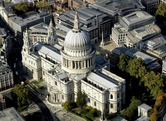 Ariel fotografie a St Paul’s Cathedral, Londra, cupolă proiectată de Christopher Wren în centrul crucii