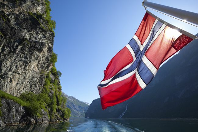 Steagul norvegian pe feribotul în fiordul Geiranger, Norvegia
