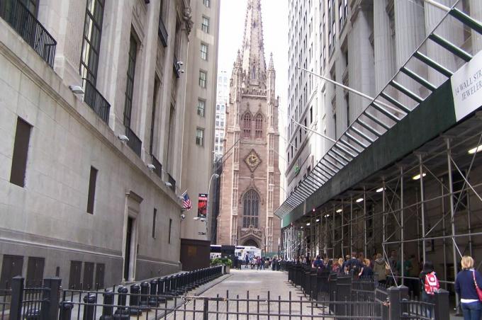 De la Wall Street din New York, cu vedere spre vest, până la biserica Trinity - securitatea este o artă