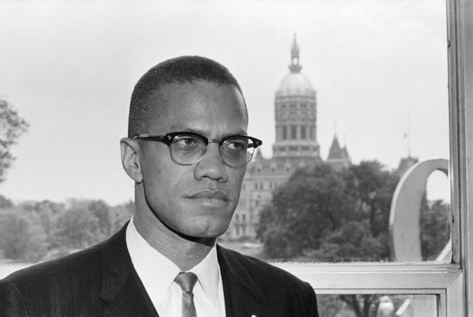 Malcolm X în fața clădirii Capitolului din Connecticut