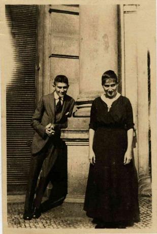 Franz Kafka cu sora sa Ottla înaintea Oppelt House din Praga Artist: anonim