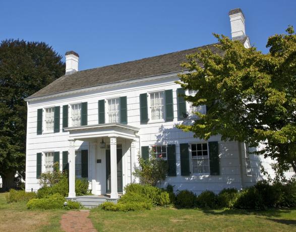 Ferma colonică albă cu obloane verzi, Casa Corwith, c. 1850, Long Island