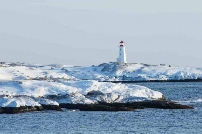 Farul din Nova Scotia, unde se formează aer polar maritim peste oceane la latitudini mari