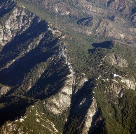 Fotografie aeriană de creastă Mount Wilson and Observatory.