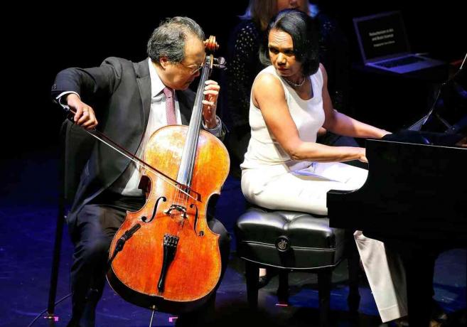 Fotografie a fostului secretar de stat american Condoleeza Rice, violoncelistul însoțitor Yo-Yo Ma
