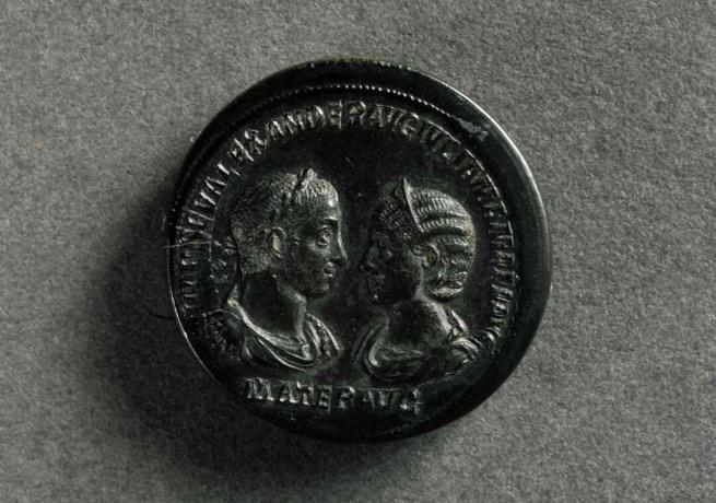 Medalion de bronz cu portretele lui Alexandru Severus și a mamei sale Julia Avita Mamaea, monede romane, secolul al III-lea d.Hr.
