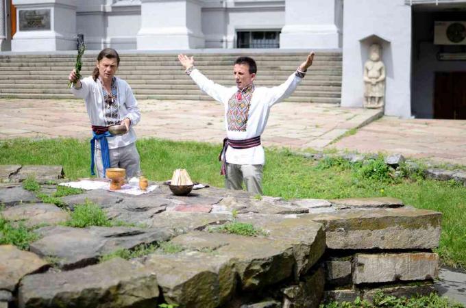 comunitatea păgână ucraineană care face ceremonia rituală dedicată lui Perun, Ucraina