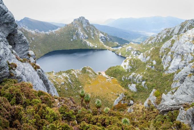 Stâncile de cuarțit înconjoară Lacul Oberon în Tasmania, Australia.