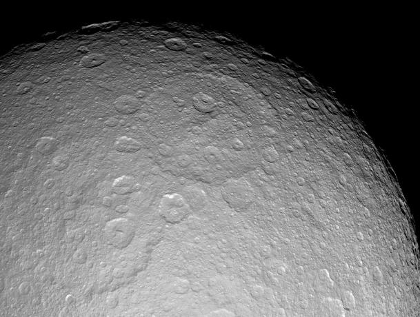 Cel mai mare crater Rhea Tirawa.