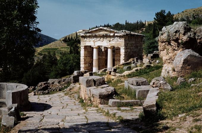 Vedere a tezaurului atenienilor la Delfi