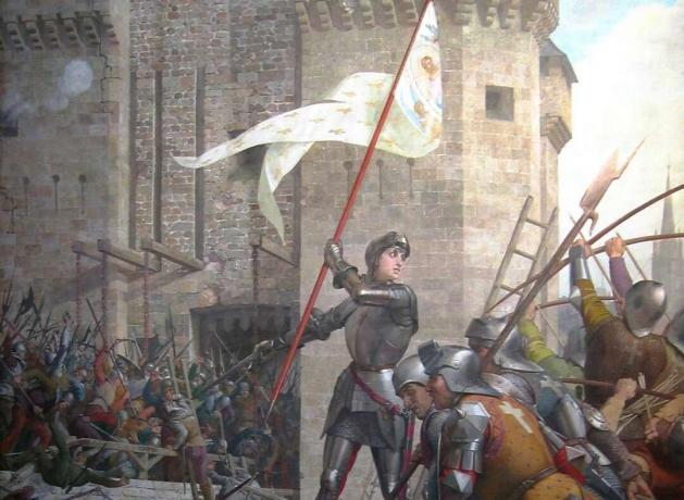 Joan of Arc în armură fluturând un steag alb și auriu în fața soldaților.