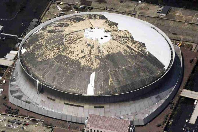 fotografia aeriană a învelișului acoperișului a fost scoasă din jumătatea unui stadion cu cupole