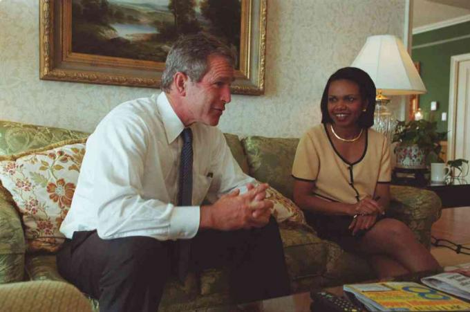 George W. Bush și Condoleezza Rice, consilierul său de politică externă, vorbesc într-o cameră de hotel din Washington, DC