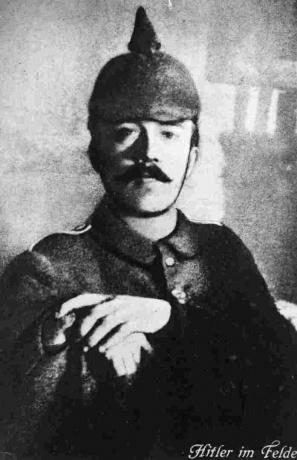 Adolf Hitler în jurul anului 1915 s-a îmbrăcat în uniforma de câmp în timpul Primului Război Mondial.