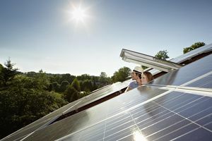 Cuplu care privește din acoperișul panoului solar