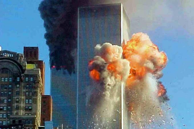 Twin Towers Aflame pe 11 septembrie 2001