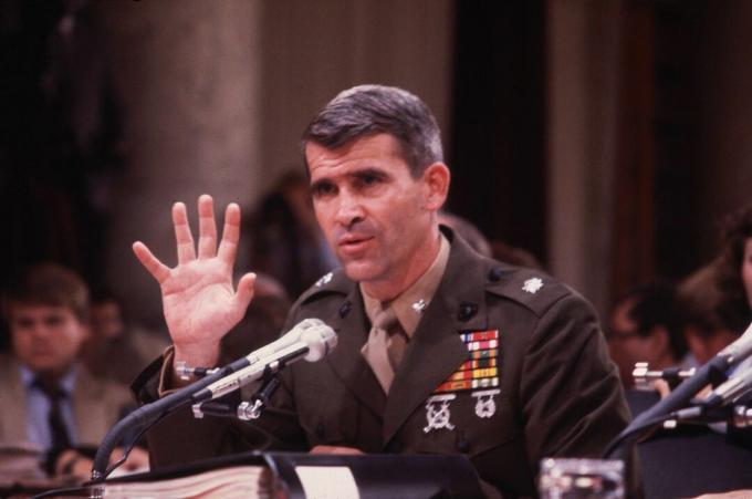 Locotenent-colonelul colonel Oliver North, care depune mărturie în fața Senatului asupra scandalului Iran-Contra