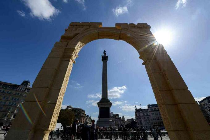 O replică a Arcul de Triumf la Palmyra creat în 2016 la Londra în sfidarea ISIL