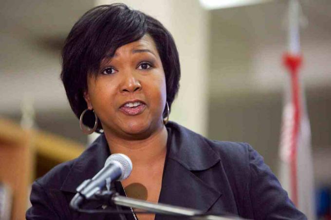 Mae Jemison le vorbește elevilor la Liceul Woodrow Wilson pe 19 martie 2009 în Washington, DC.