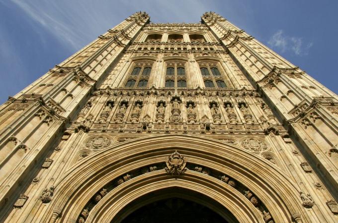 Căutând în sus Turnul Victoria Victoria (1860), înaltul victorian, din Londra, Casele Parlamentului