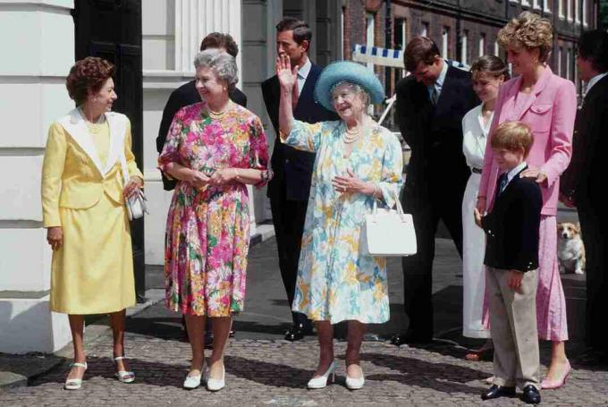 Regina Elisabeta Regina mamă în 1992, însoțită de prințesa Margareta, Regina Elisabeta ll, Diana, Prințesa de Wales și Prințul Harry