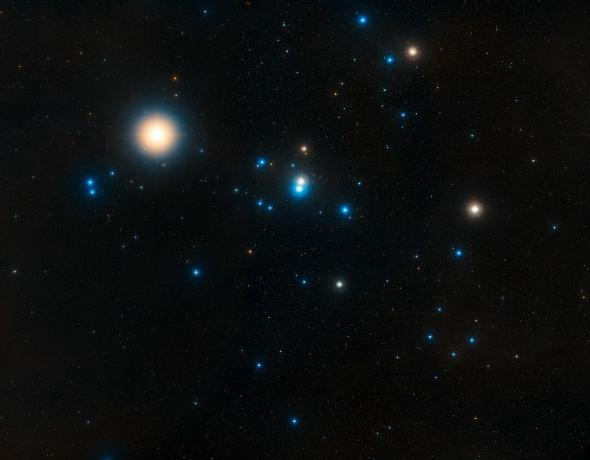 aldebaranul stelar și clusterul de stele Hyades.