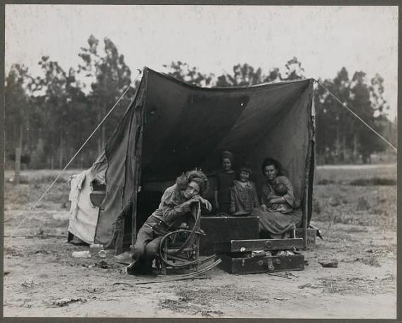 Familie care locuiește într-un cort