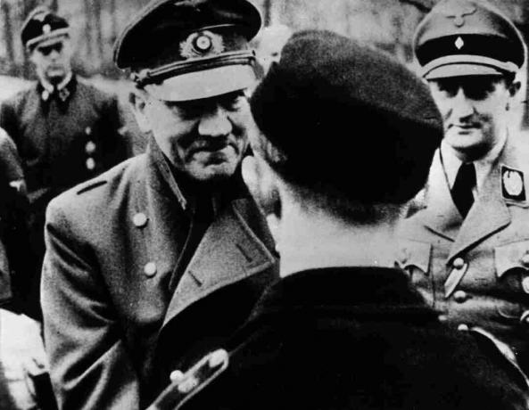 În ultima sa fotografie oficială, Adolf Hitler lasă siguranța buncarului său pentru a acorda decorații membrilor Tineretului Hitler.