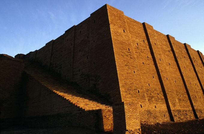 Irak - Nasiriyah - Un bărbat trece pe lângă Ziggurat la Ur