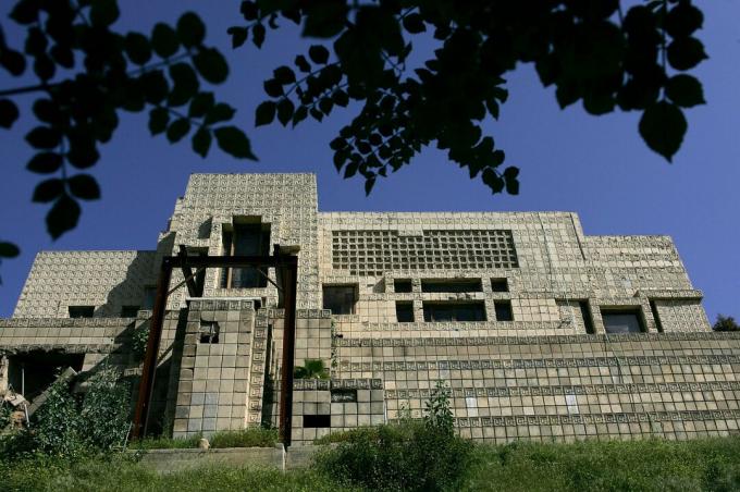 Casa Charles Ennis (Ennis-Brown), proiectată de arhitectul Frank Lloyd Wright în 1924