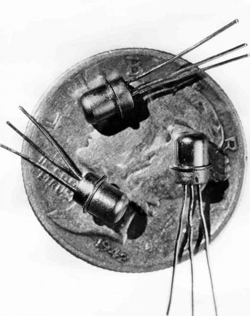 Imagine din 1956 cu trei tranzistoare M-1 în miniatură văzute pe fața unui dime