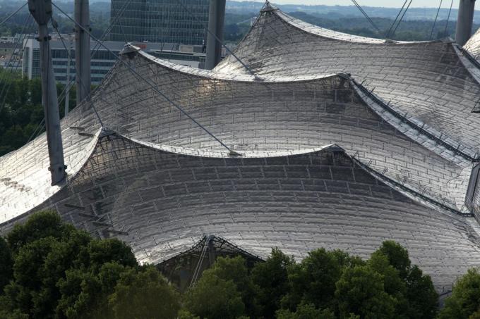 Acoperișul stadionului olimpic din 1972 din Munchen, Bavaria, Germania