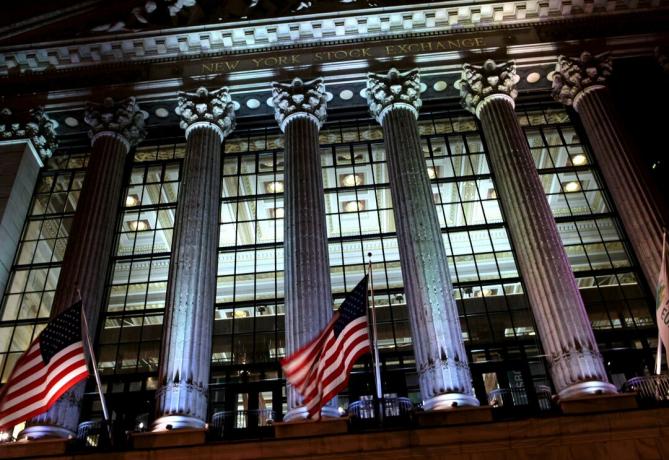 Vedere de noapte privind prin fațada peretelui cortinei din New York Stock Exchange (NYSE), proiectată de George B. Post