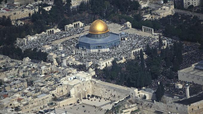 Vedere aeriană a rugăciunii de vineri, Muntele Templului, Cupola stâncii, Ierusalim, Israel