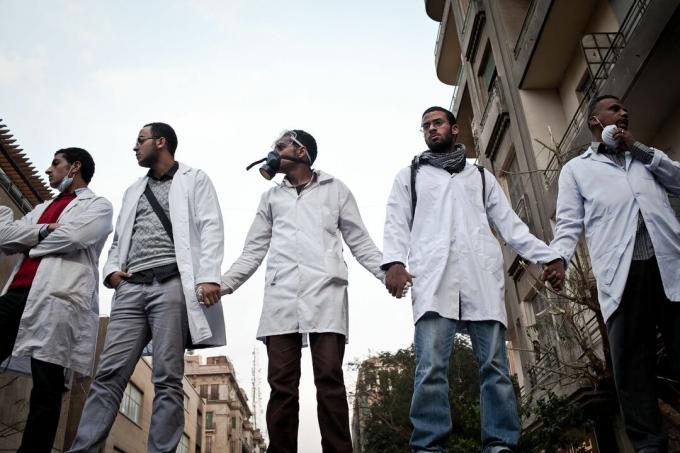 Voluntari medicali în timpul Primăverii Arabe, 2011 în Piața Tahrir, Cairo, Egipt